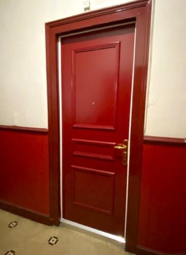 Porte blindée d'appartement FICHET FOXEO S tôle laquée rouge RAL 3004 avec moulures - vue côté extérieur