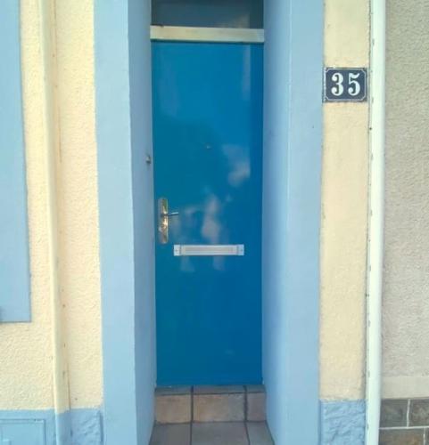 Porte blindée de maison ELIOT - bleu pastel RAL 5024 - vue côté extérieur