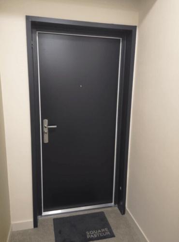 Porte blindée d'appartement FICHET FOXEO S - tôle laquée gris RAL 7016