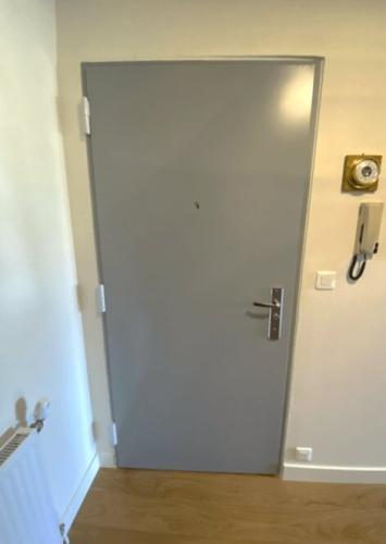 Porte blindée d'appartement FICHET FOXEO HIS - tôle laquée gris RAL 7040 - vue côté intérieur
