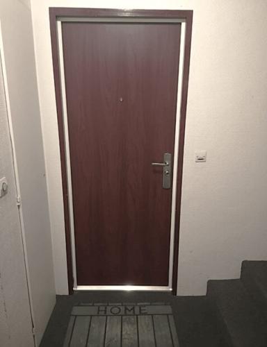 Porte blindée d'appartement FICHET FOXEO S - tôle plastifiée ton bois acajou foncé