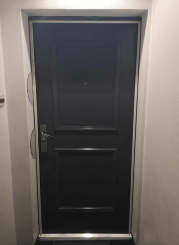 Porte blindée d'appartement FICHET FOXEO HIS - tôle laquée gris RAL 7015 - moulures modèle 2