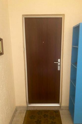 Porte blindée d'appartement FICHET FOXEO S - tôle plastifiée ton bois acajou foncé - vue côté extérieur