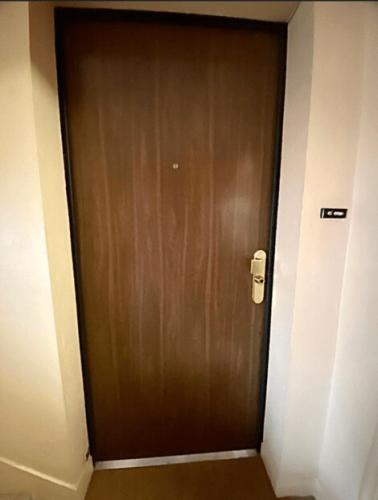 Porte blindée d'appartement FICHET FOXEO S - tôle plastifiée - ton bois chêne clair - poignée palière laiton poli