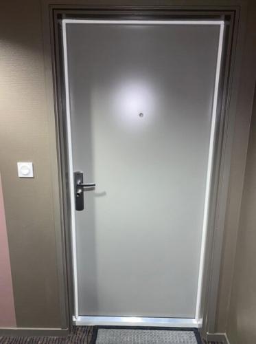 Porte blindée d'appartement FICHET FOXEO S - tôle laquée gris RAL 7030
