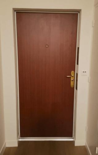 Porte blindée d'appartement FICHET SPHERIS HIS - tôle plastifiée ton bois acajou foncé - vue côté extérieur