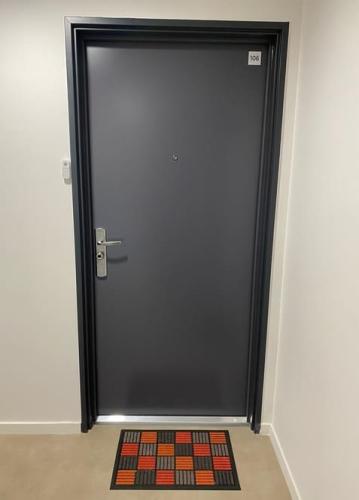 Porte blindée d'appartement FICHET SPHERIS S - avec-microviseur - optique en tôle laquée gris RAL 7015 - vue côté extérieur