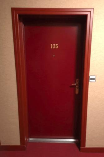 Porte blindée d'appartement FICHET SPHERIS S tôle laquée rouge RAL 3004 - vue côté extérieur