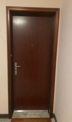 Porte blindée d'appartement FICHET SPHERIS S - tôle ton bois acajou foncé