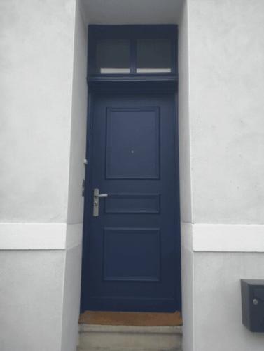 Porte blindée de maison FICHET STYLEA S - tôle laquée bleu RAL 5003 - Modèle N