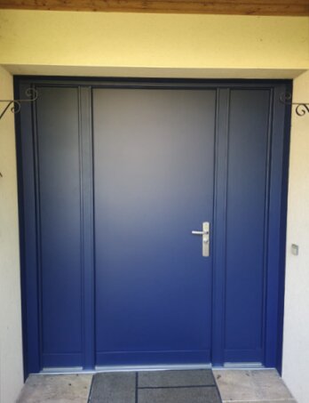 Porte blindée de maison FICHET STYLEA S2L - tôle laquée bleu RAL 5003 - Modèle A - vue côté extérieur