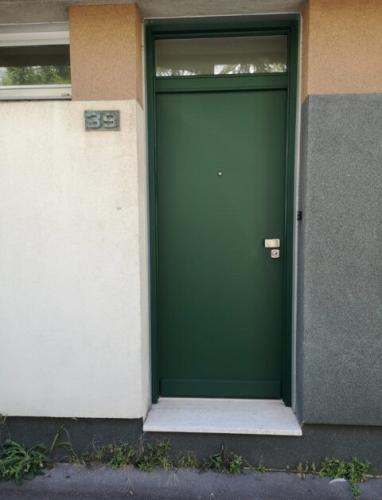 Porte blindée de maison FICHET STYLEA SI avec imposte vitrée - tôle plastifiée vert RAL 6005