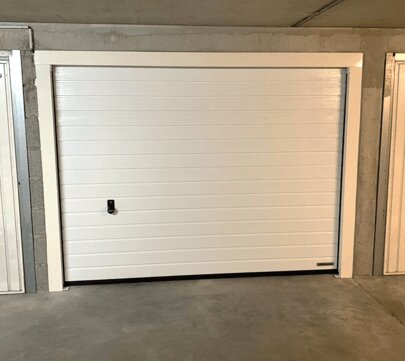 Installation-dune-porte-de-garage-HORMANN-type-LPU42-double-parois-RAL-9016-blanc-avec-moteur-SupraMatic-E4-–-04-2024