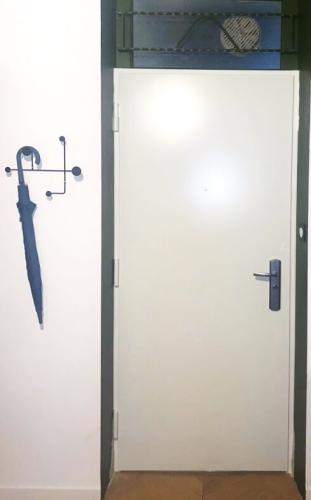 Porte blindée d'appartement FICHET FOXEO HIS - tôle - ton bois Teck - laquée blanc RAL 9010 - vue côté intérieur