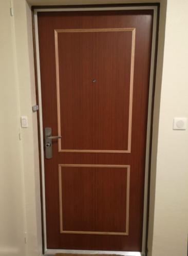 Porte blindée d'appartement FICHET FOXEO HIS - tôle plastifiée - ton bois acajou clair - avec moulures