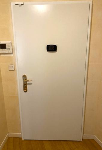 Porte blindée d'appartement FICHET SPHERIS HIS - tôle laquée blanc RAL 9010 - vue côté intérieur