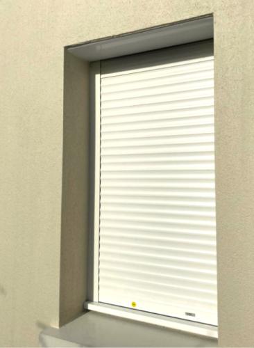 Volet roulant Optimo S3 -blanc - en alu extrudé 44 - sans ajourage - installé en 2023